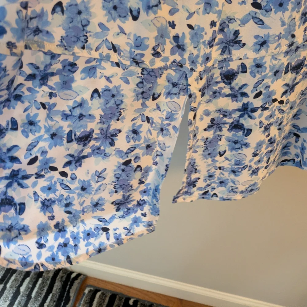 Floral Blue and White Button-Up Blouse - Picture 6 of 7